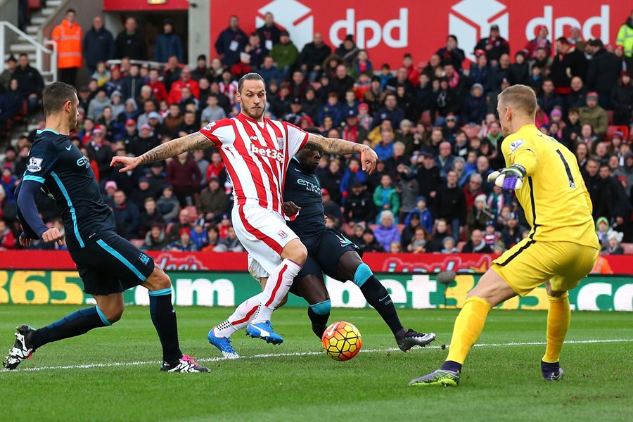 Manchester City mở đầu một vòng đấu giông bão với các đại gia với thất bại 0-2 ở chuyến làm khách của Stoke City, qua đó đánh mất ngôi đầu bảng vừa mới giành lại tuần trước