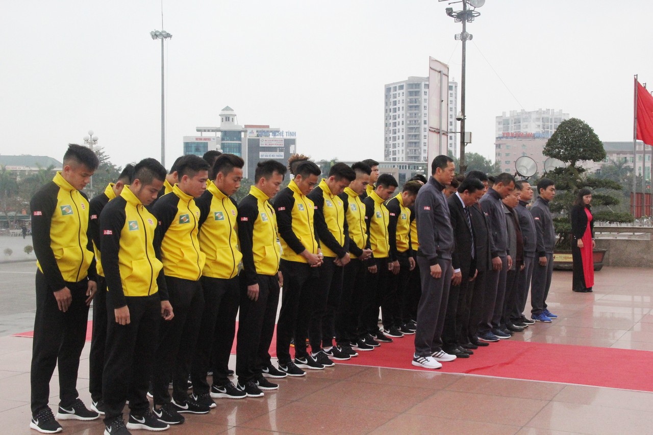 Toàn thể đội bóng SLNA nghiêng mình trước anh linh chủ tịch Hồ Chí Minh.
