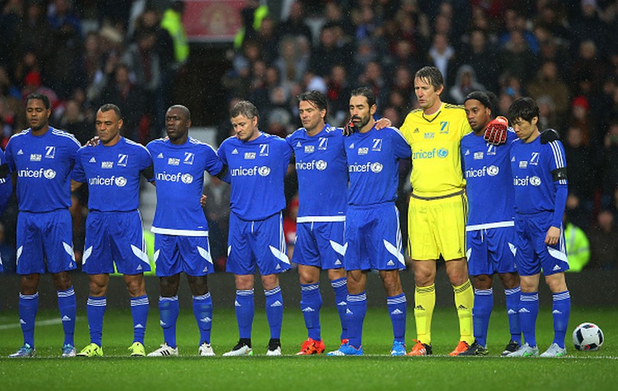 Trước khi trận đấu diễn ra, đã có 1 phút mặc niệm để tưởng nhớ các nạn nhân của vụ khủng bố kinh hoàng tại Paris 