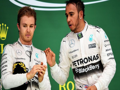 Ngày vui của Lewis Hamilton có phần không trọn vẹn khi người đồng đội Nico Rosberg tỏ thái độ khó chịu ra mặt và thậm chí có những phản ứng không hay trong cánh gà