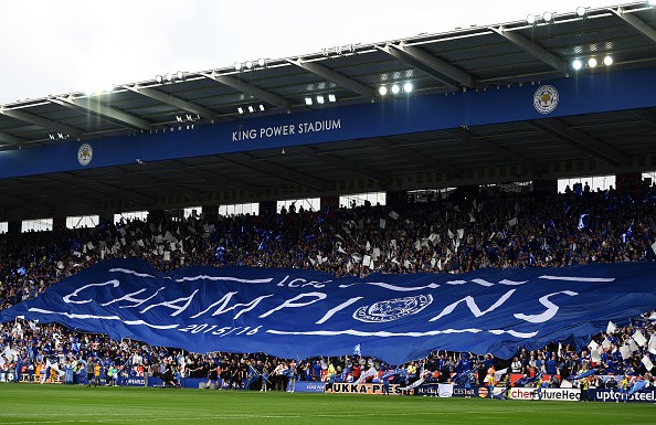 Lá cờ khổng lồ đánh dấu chức vô địch của Leicester trên khán đài sân King Power