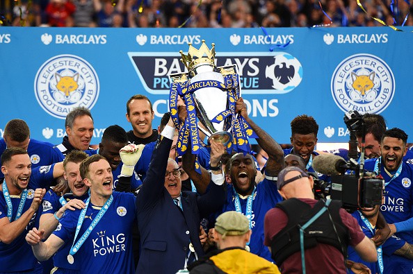 HLV Claudio Ranieri và đội trưởng Wes Morgan nâng cao chiếc Cúp vô địch Premier League