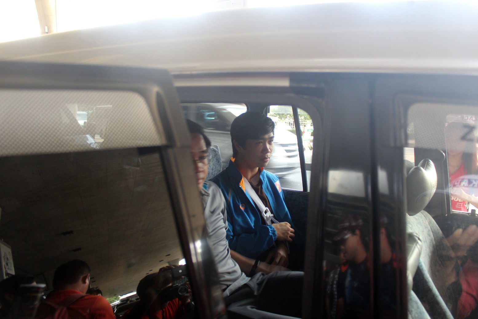 Công Phượng cùng ông Nguyễn Tấn Anh lên xe đến thẳng bệnh viện kiêm tra chấn thương ngay sau khi về đến Việt Nam