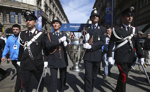 Chiếc Cúp Champions League được diễu hành trên đường phố Milan trước thềm trận chung kết