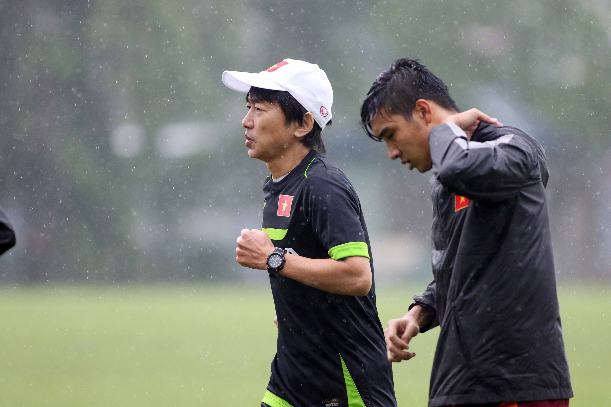 HLV Toshiya Miura cũng dầm mưa cùng các học trò