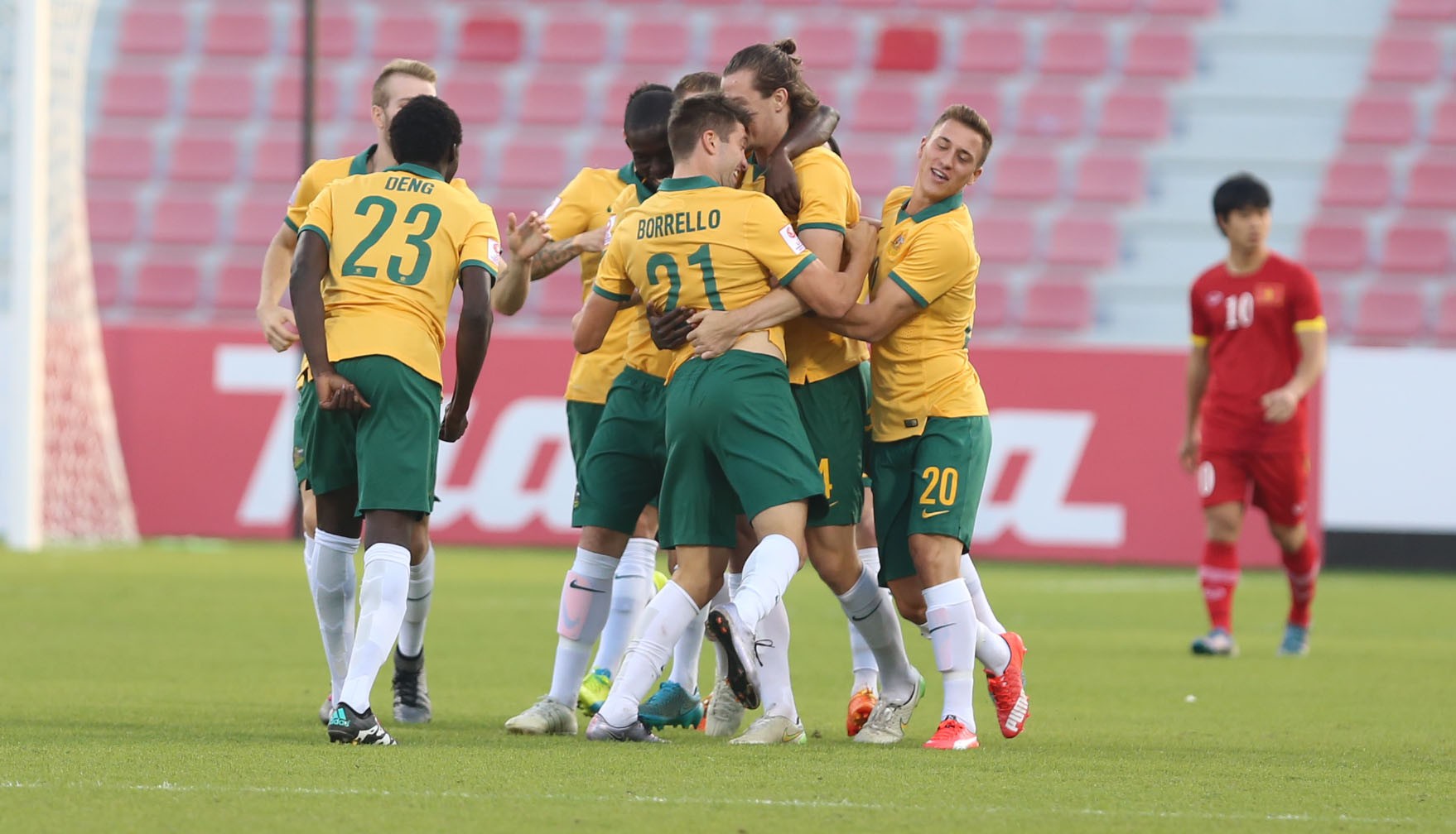 Các cầu thủ U.23 Australia ăn mừng bàn thắng mở tỷ số