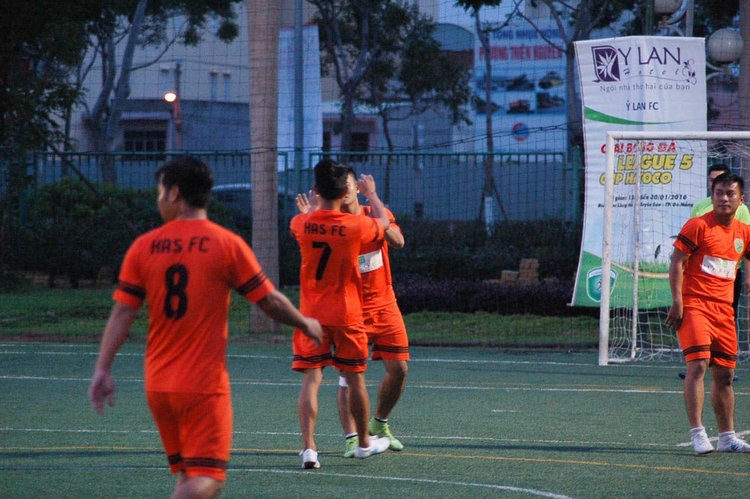 Quahaco FC (áo cam) giành chiến thắng thuyết phục