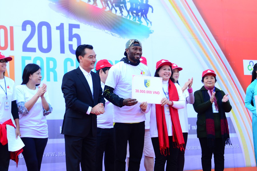 Không chỉ tham gia chạy bộ, CLB Hà Nội T&T còn quyên góp 30 triệu đồng, ủng hộ cho Hanoi Run For Children 2015.