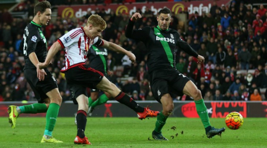 Sunderland cũng là đội bóng được hưởng lợi từ phong độ xuất thần của một chân sút, khi Duncan Watmore ghi 1 bàn, kiến tạo 1 bàn, giúp Mèo đen đánh bại Stoke City
