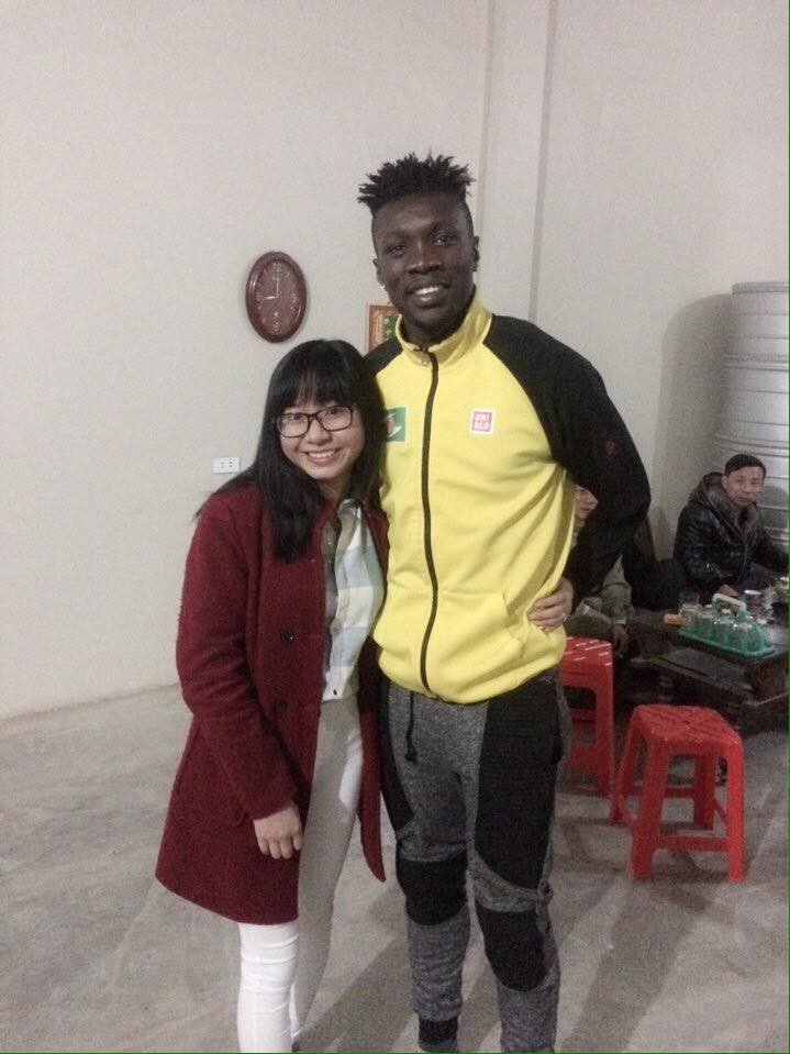 Fan nữ đầu tiên vinh dự được chụp ảnh với cầu thủ SLNA đến từ Nigeria