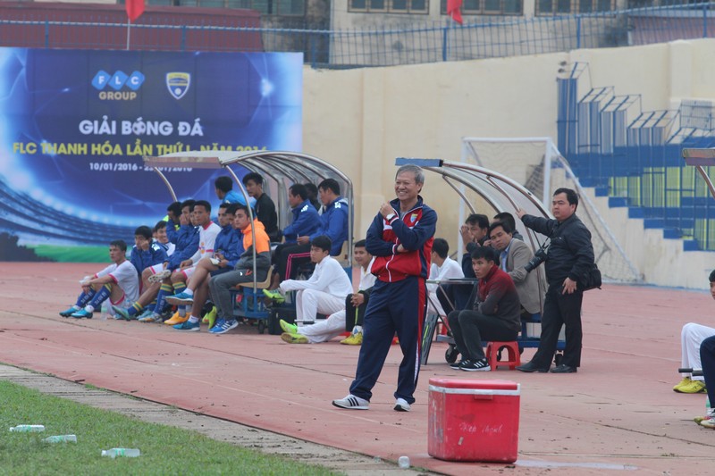 HLV Lê THụy Hải trở lại với khuôn mặt khá rạng rỡ và thường xuyên ra đường pitch chỉ đạo các cầu thủ