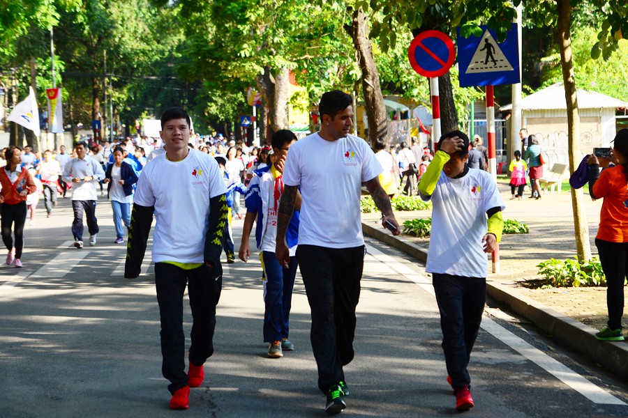 Hình ảnh đội trưởng Gonzalo, trung vệ Thanh Hào và tiền vệ Ngọc Duy góp mặt trong đoàn chạy bộ. 