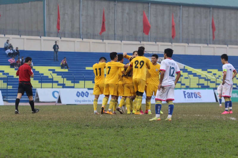 Hai bàn thắng của Quý Sửu và Văn Quang giúp FLC Thanh Hóa giành chiến thắng 2 - 1 trước Hà Nội, qua đó tiếp tục đứng đầu bảng với 9 điểm do hơn về hệ số với Hải Phòng. 