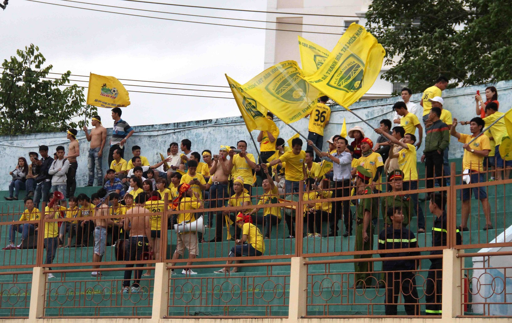 Các CĐV FLC Thanh Hóa ''làm loạn'' sân 19/8 Nha Trang