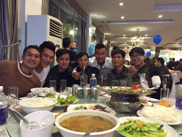 Rất nhiều bạn bè thân thiết đã đến chung vui cùng tiền vệ Mai Tiến Thành như Thành Lương, Gia Từ...