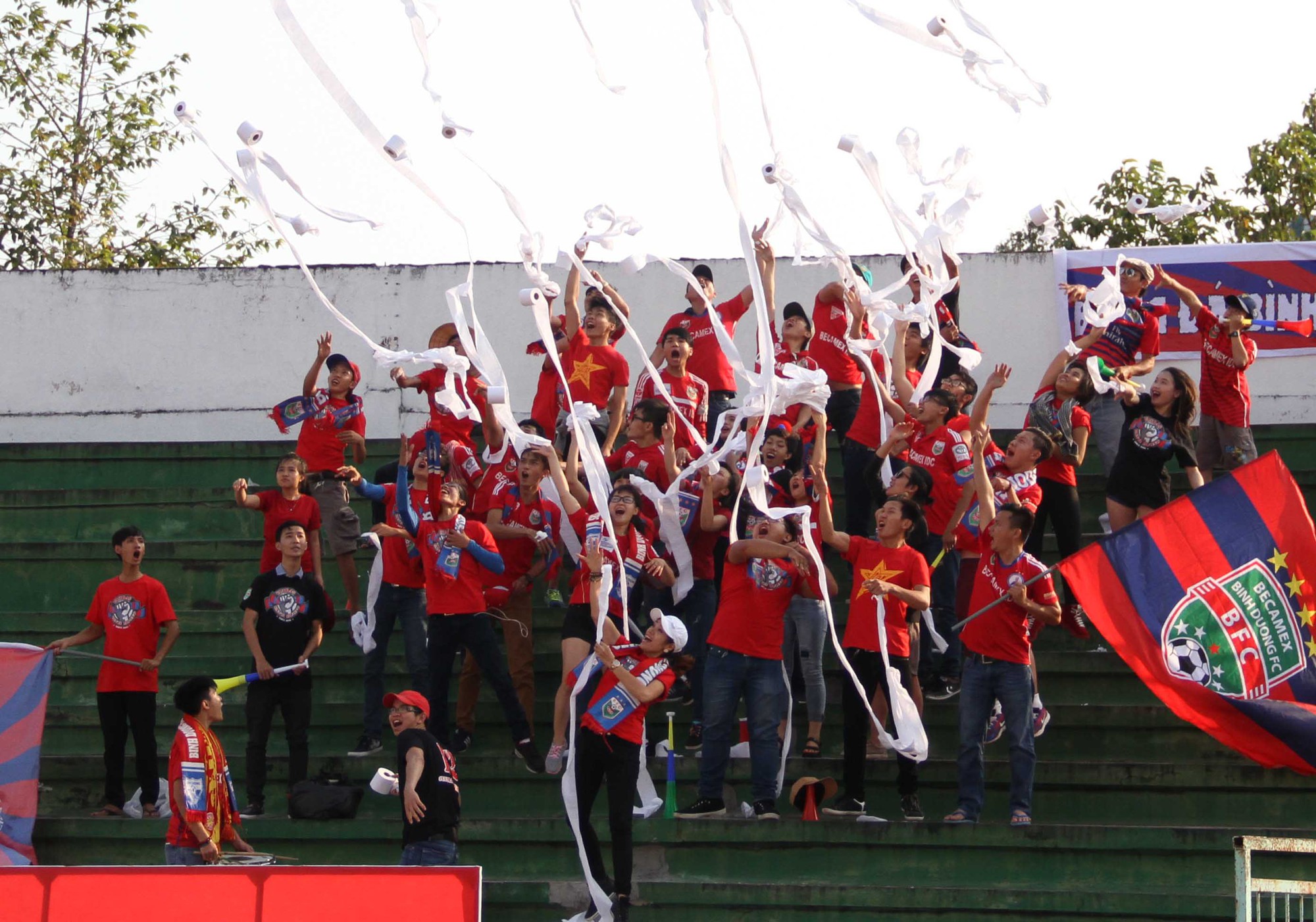 Nhóm Ultras B.Bình Dương quậy tưng bừng trên sân Tân An