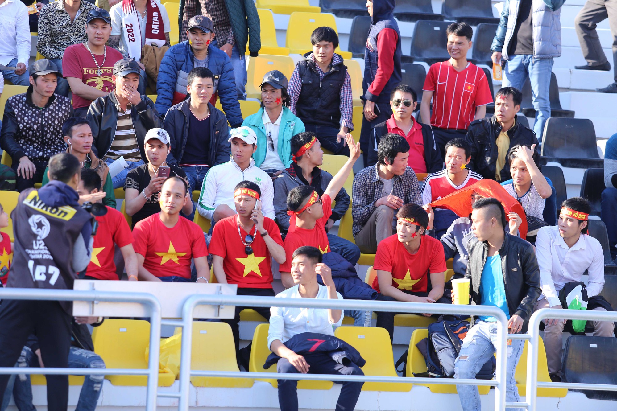 Theo ước tính, có khoảng vài trăm CĐV Việt Nam đã có mặt ở sân vận động để cổ vũ cho các cầu thủ U.23 VN