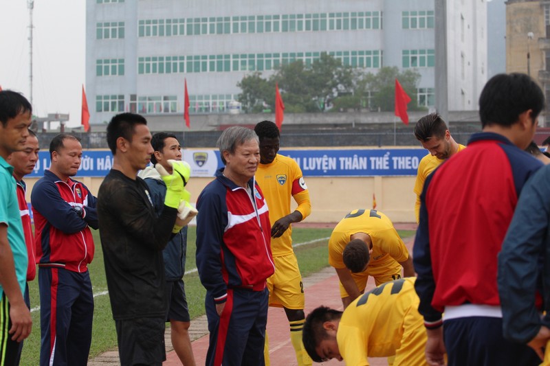 Chỉ ít giờ sau khi có mặt ở Thanh Hóa, HLV Lê Thụy Hải đã có mặt trong khu vực kỹ thuật của đội bóng xứ Thanh