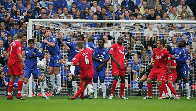 Một kỉ niệm cay đắng khác của Jose Mourinho trước Liverpool, là khi The Kop phá tan giấc mộng giành cú đúp quốc nội của Chelsea ở mùa giải 2005/06 bằng chiến thắng 2-1