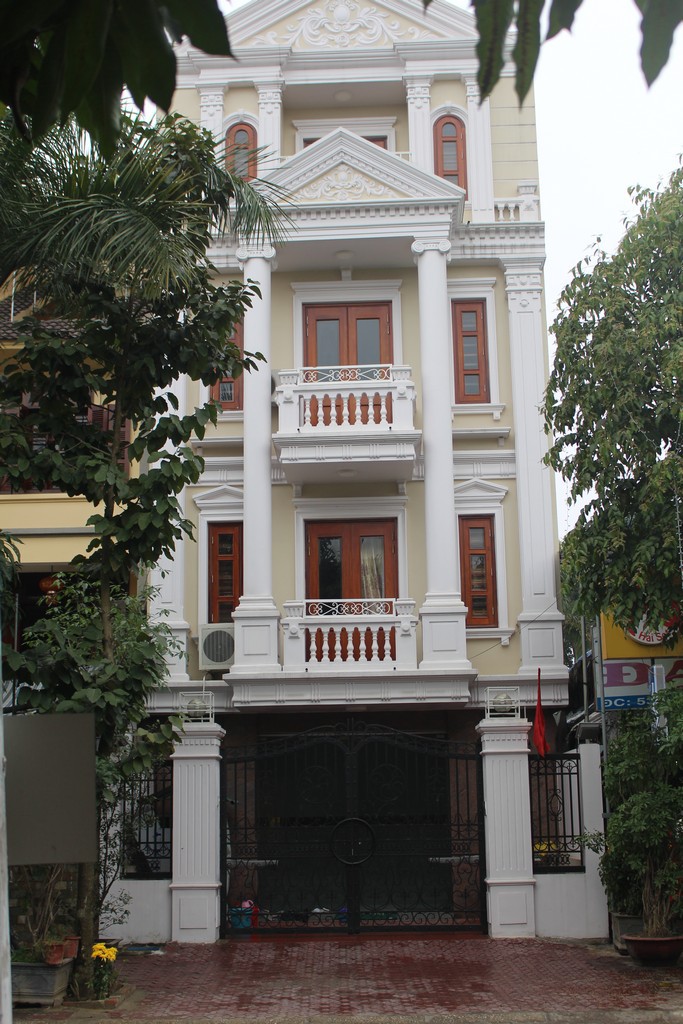 Ngôi nhà mới của cựu HLV trưởng CLB SLNA nằm trên trục đường Trần Huy Liệu, thành Phố Vinh, gần nhà bố mẹ vợ của HLV Nguyễn Hữu Thắng. 
