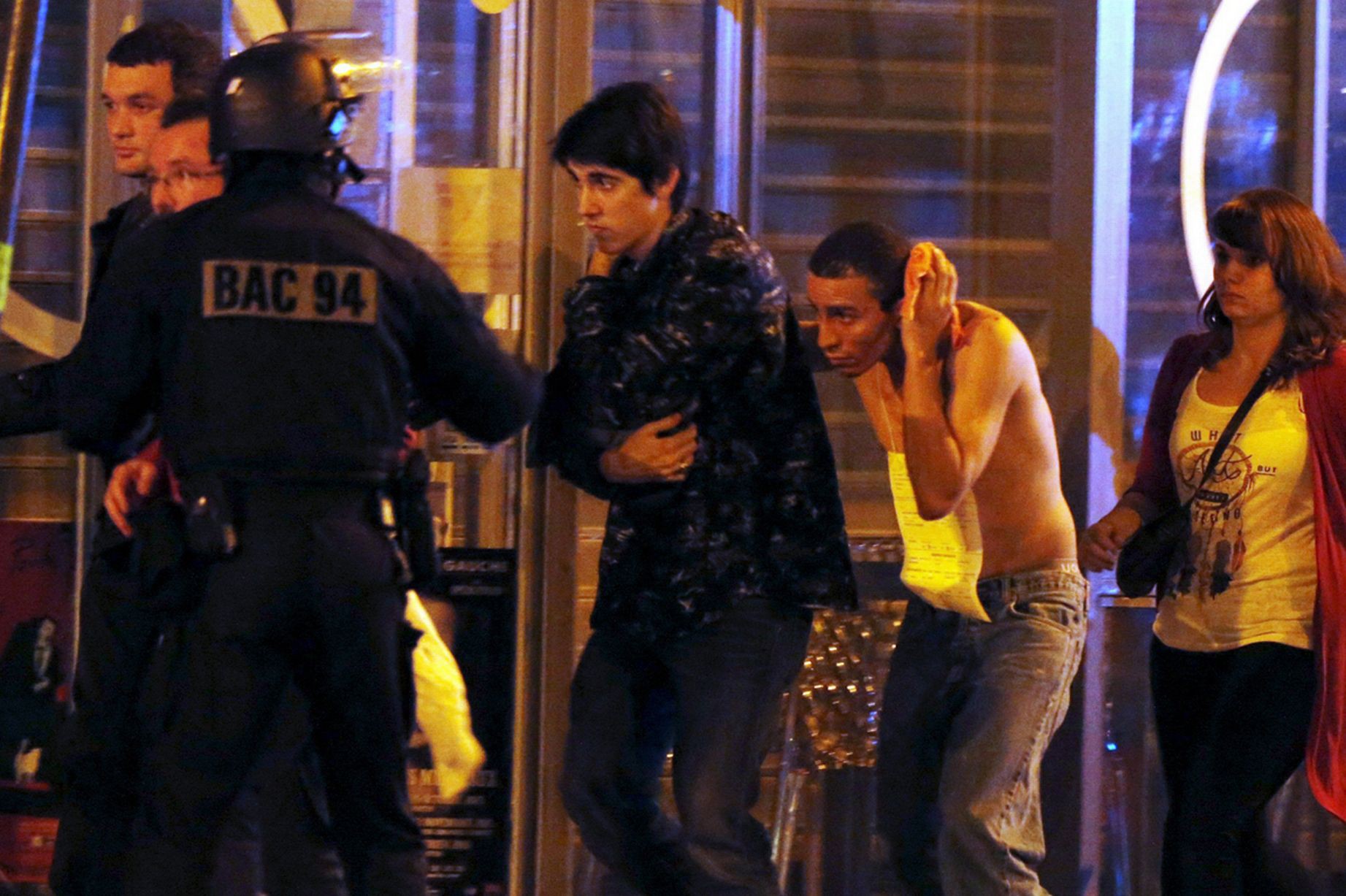 Cảnh sát Pháp giải cứu các nạn nhân khỏi hiện trường tấn công