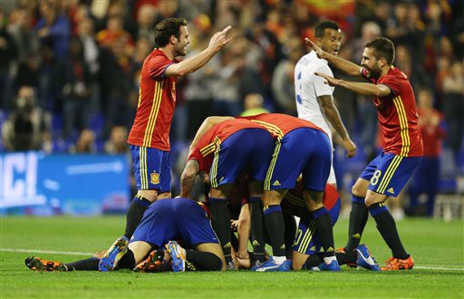 Tây Ban Nha hoàn toàn lấn lướt Anh trong thắng lợi 2-0