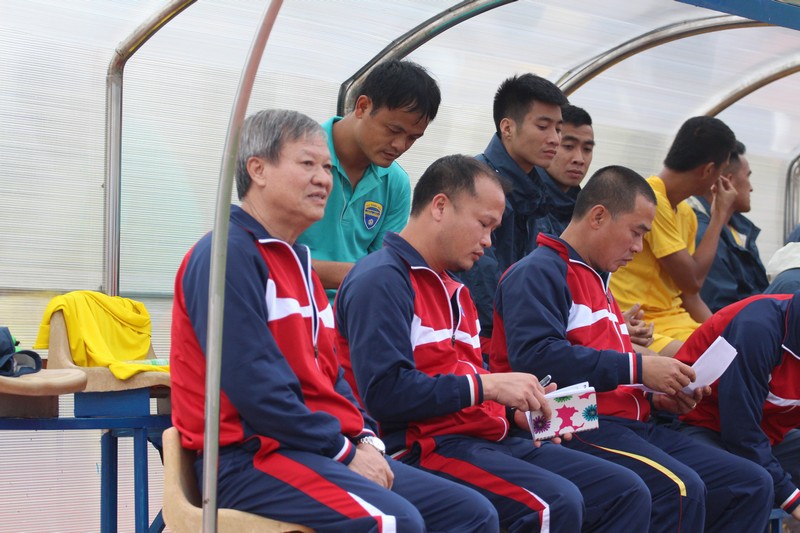 Vừa mới trở về sân Thanh Hóa nên chiến lược gia 70 tuổi thường xuyên trao đổi với HLV Hoàng Thanh Tùng