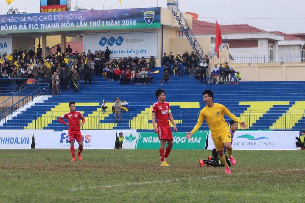 Tiền vệ Hoàng Văn Bình thi đấu chói sáng trong chiến thắng của FLC Thanh Hóa