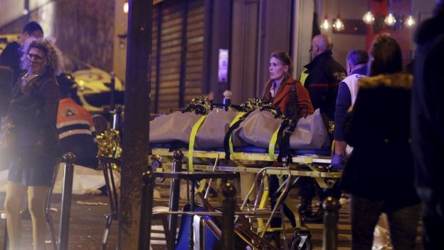 Theo báo cáo, có đến 3 người chết và hàng chục người bị thương trong vụ đánh bom ở đường vào sân Stade de France 