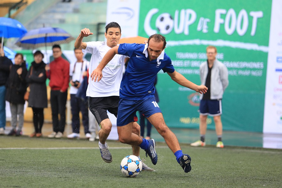 Coup de Foot là giải đấu được tổ chức bởi Phòng Thương Mại và Công Nghiệp Pháp tại Việt Nam (CCIFV) và Công ty lữ hành Amica Travel với mục đích ủng hộ cho Tổ chức Coup de Pouce Việt Nam (Dự án nhân đạo nhằm hỗ trợ những người có hoàn cảnh khó khăn tại Hà Nội, đặc biệt là trẻ em)