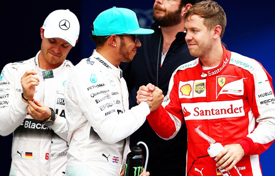 Ánh mắt của đối thủ cạnh tranh Sebastian Vettel với Lewis Hamilton trông còn thân thiện hơn cử chỉ Nico Rosberg dành cho người đồng đội