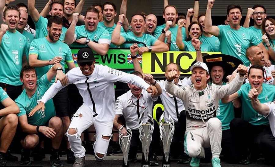 Nico Rosberg về nhất Mexico Grand Prix còn Lewis Hamilton thì đã vô địch thế giới, nên trông cả hai khá vui vẻ khi ăn mừng chiến thắng cùng toàn đội Mercedes