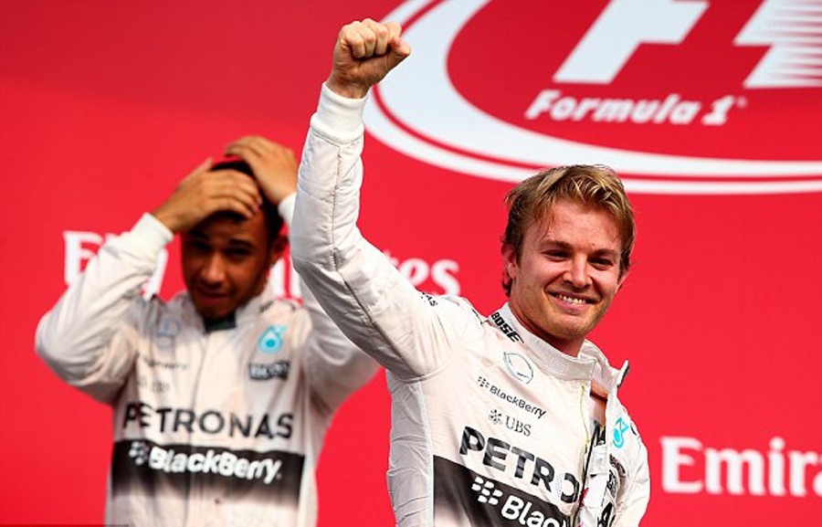 Lewis Hamilton trông cũng chẳng vui vẻ gì khi Nico Rosberg ăn mừng thắng chặng tại Mexico Grand Prix