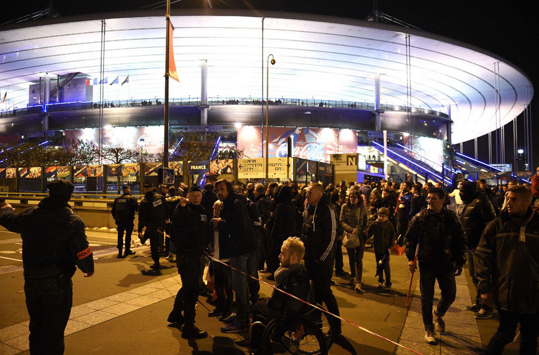 Cảnh sát phong tỏa hiện trưởng vụ đánh bom ở Stade de France
