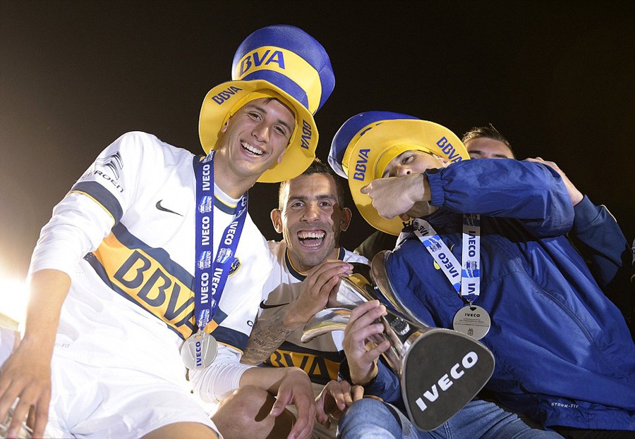 Đây là lần thứ 2 Carlos Tevez nâng cao chiếc cúp VĐQG trong năm nay, sau khi cùng Juventus đoạt Scudetto hồi tháng 5, giờ đây chân sút có biệt danh El Apache lại giúp Boca Juniors có được chức VĐQG đầu tiên sau 4 năm
