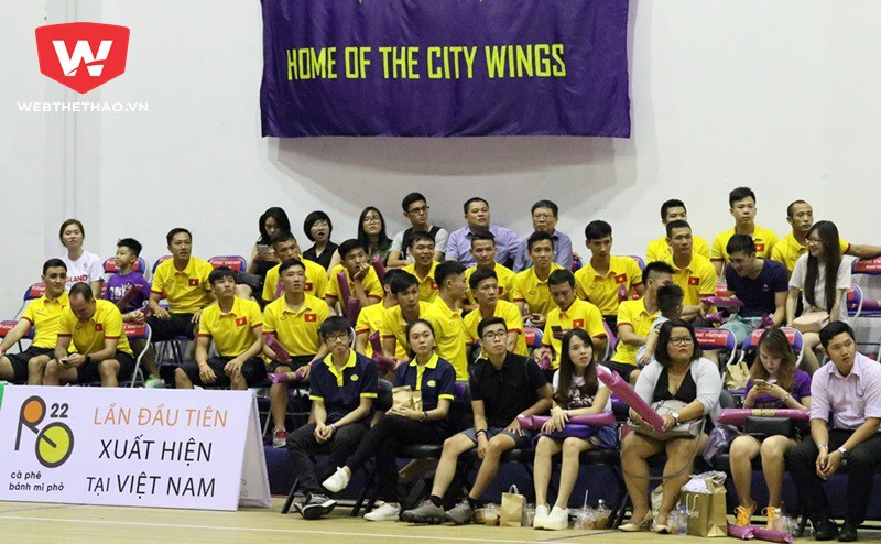 Nhữngngười hùng của Thái Sơn Nam vừa dự vòng 1/8 FIFA Futsal World Cup 2016 đến cổ vũ HCMC Wings.