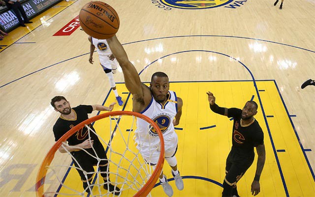 Andre Iguodala tấn công rổ của Cleveland Cavaliers ở Game 5