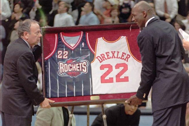 Drexler (bên phải) đang nhận lễ treo áo do Rockets tổ chức cho ông. 