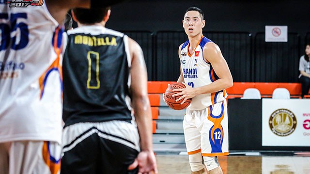 Justin Young trong màu áo Hanoi Buffaloes thi đấu tại Thailand Basketball Super League 2017.