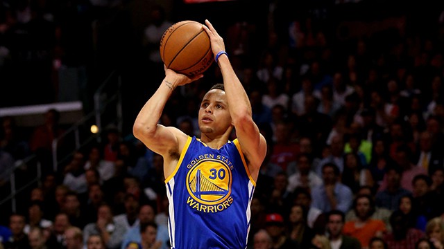Stephen Curry đứng thứ 8 với 1.917 quả 3 điểm nhưng đứng thứ 2 về tỷ lệ thành công với 44,1%.