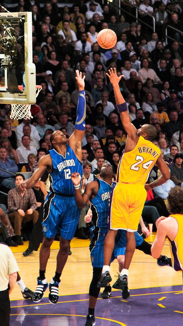 Kobe Bryant ghi điểm trước Dwight Howard ở NBA Finals 2009.
