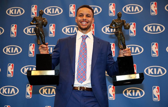 Màn trình diễn 402 quả 3 điểm với tỷ lệ thành công lên đến 45,4% đã giúp Stephen Curry đạt danh hiệu MVP năm thứ hai liên tiếp.