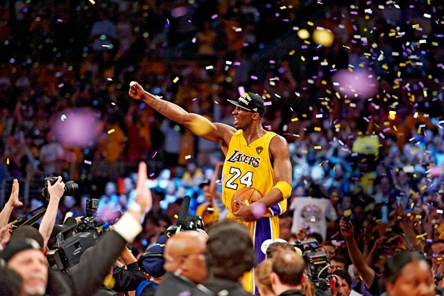 Kobe ăn mừng chiếc nhẫn thứ 5 trong sự nghiệp.