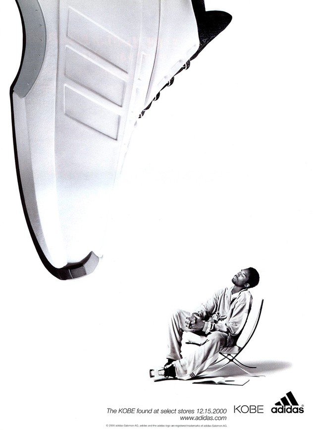 Hình ảnh quảng cáo cho mẫu giày The Kobe với hình dáng khá kỳ lạ.