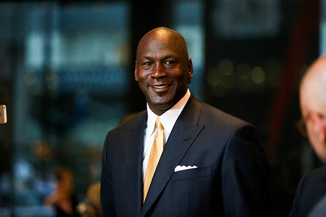 Michael Jordan tiếp tục dẫn đầu danh sách “người bán giày tốt nhất năm”, theo Forbes.