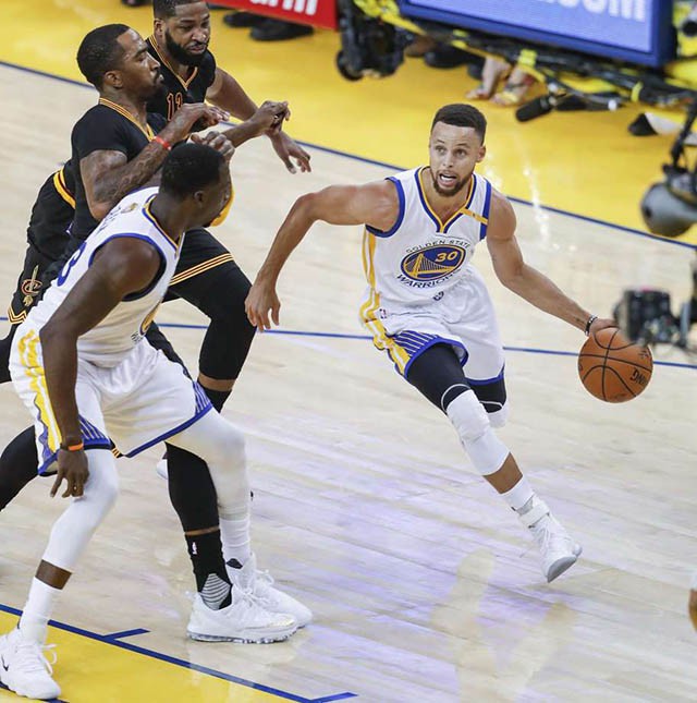 Stephen Curry liên tục tấn công rổ, giúp lấy về nhiều quả bắn phạt và những điểm số quý giá cho Golden State Warriors