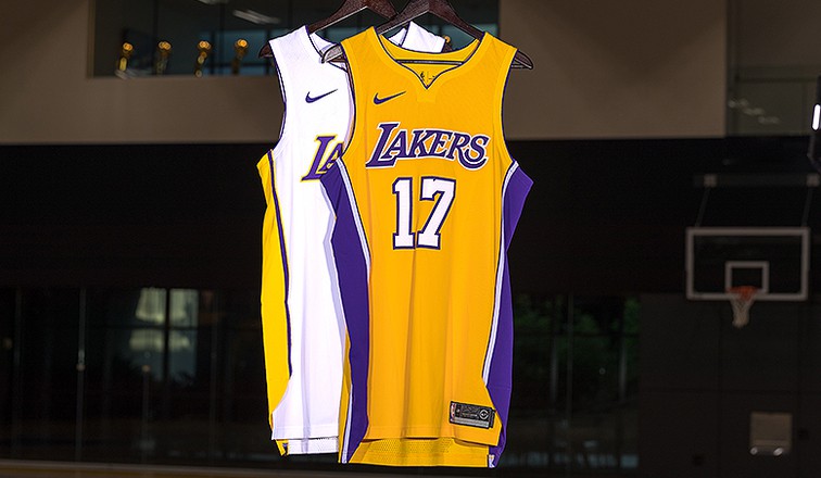 Trái ngược với đội bóng cùng thành phố, L.A Lakers tiếp tục giữ lại thiết kế áo đấu đã tồn tại trong suốt hai thập kỷ qua.