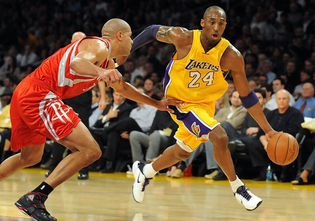 Một trong những phối màu HomePE của Zoom Kobe V trên chân Kobe Bryant.