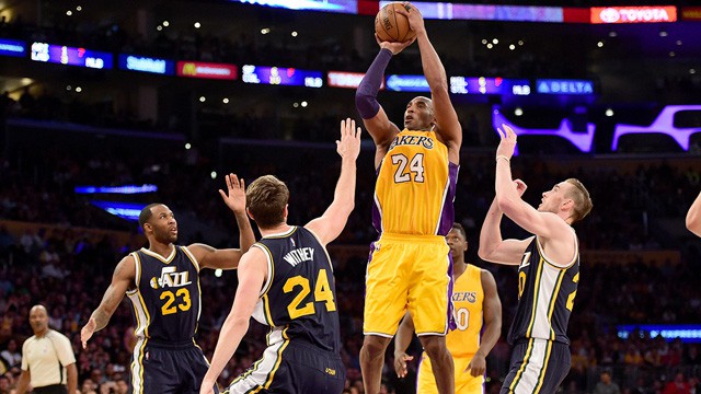 Kobe Bryant trong vòng vây của các cầu thủ Utah Jazz trong trận đấu cuối cùng sự nghiệp.