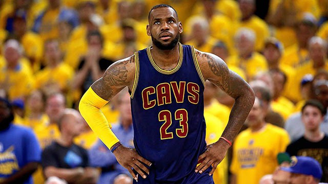 LeBron James là người có doanh số bán giày tốt nhất trong số các cầu thủ vẫn còn đang thi đấu.